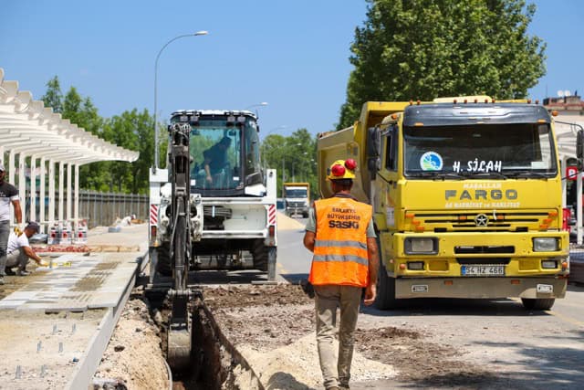 79 kişilik ekip metrobüs hattının 22 kilometrelik altyapısı için sahada