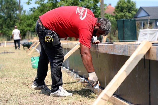 Futbol, basketbol ve voleybol sahalarında çalışmalar başladı: İlk proje Adapazarı Kurtbeyler’e