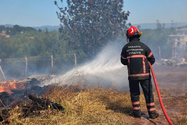 Sakarya’da 3 Ayrı Yangına Müdahale: Büyükşehir İtfaiyesi 13 Araçla Sahadaydı