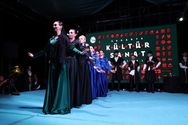 Sakarya’da Kafkas ve İç Anadolu kültür buluşması binlerce kişiyi coşturdu