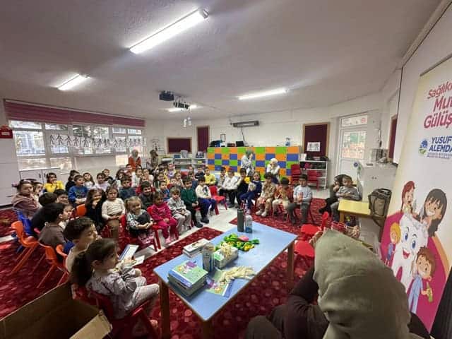 Çocuklar sınıfta öğretmenleriyle birlikte etkinliklere katılıyor.