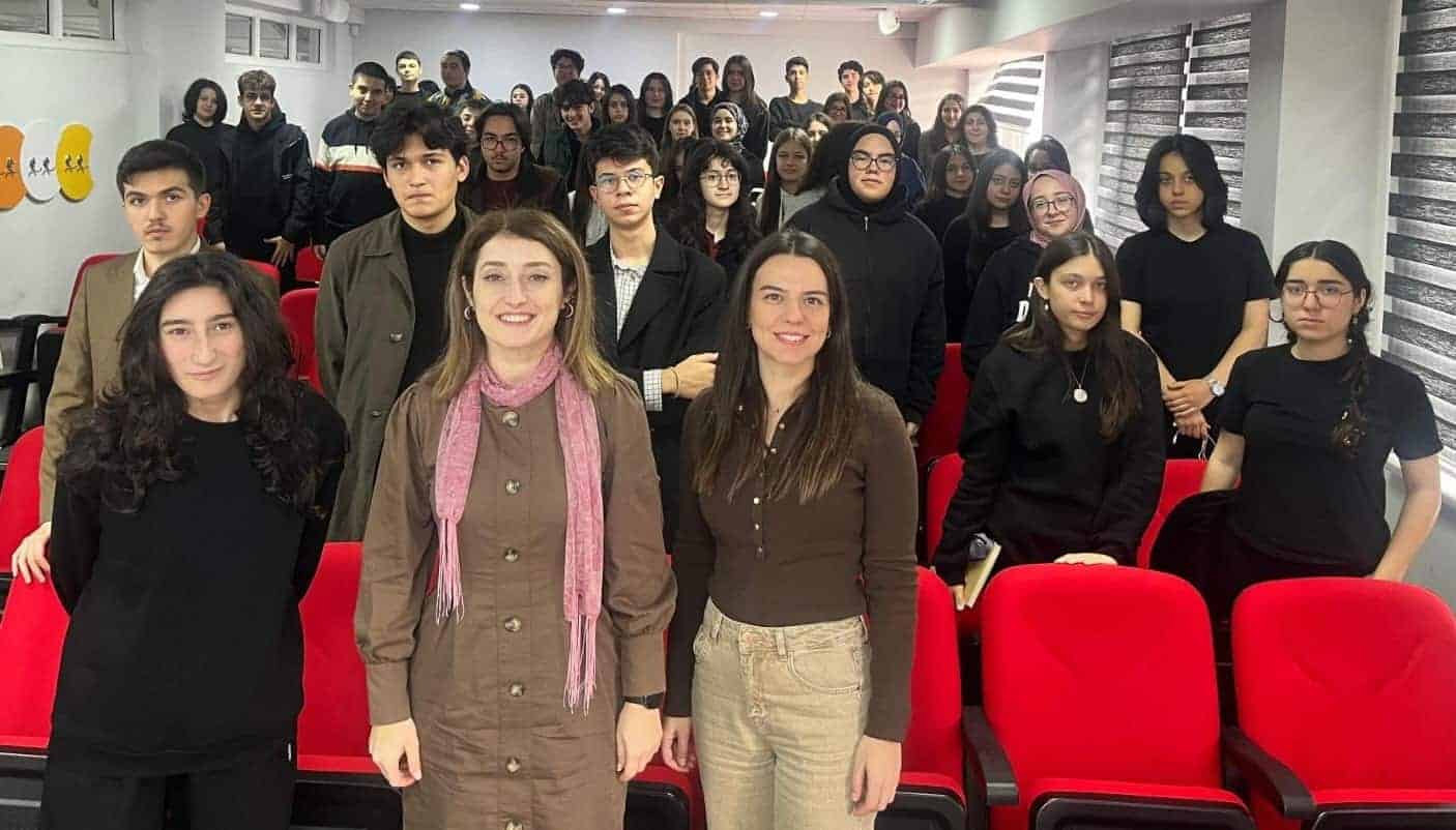 Öğrencilerin eğitim ve etkinlikleri hakkında bilgi veren resmi görmek.