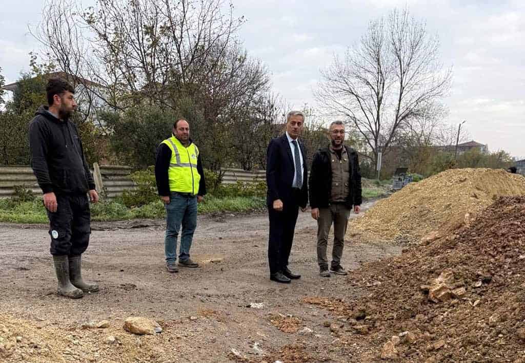 Olası altyapı ve yapım aşaması denetimi için saha incelemesi yapan resmi kişiler.