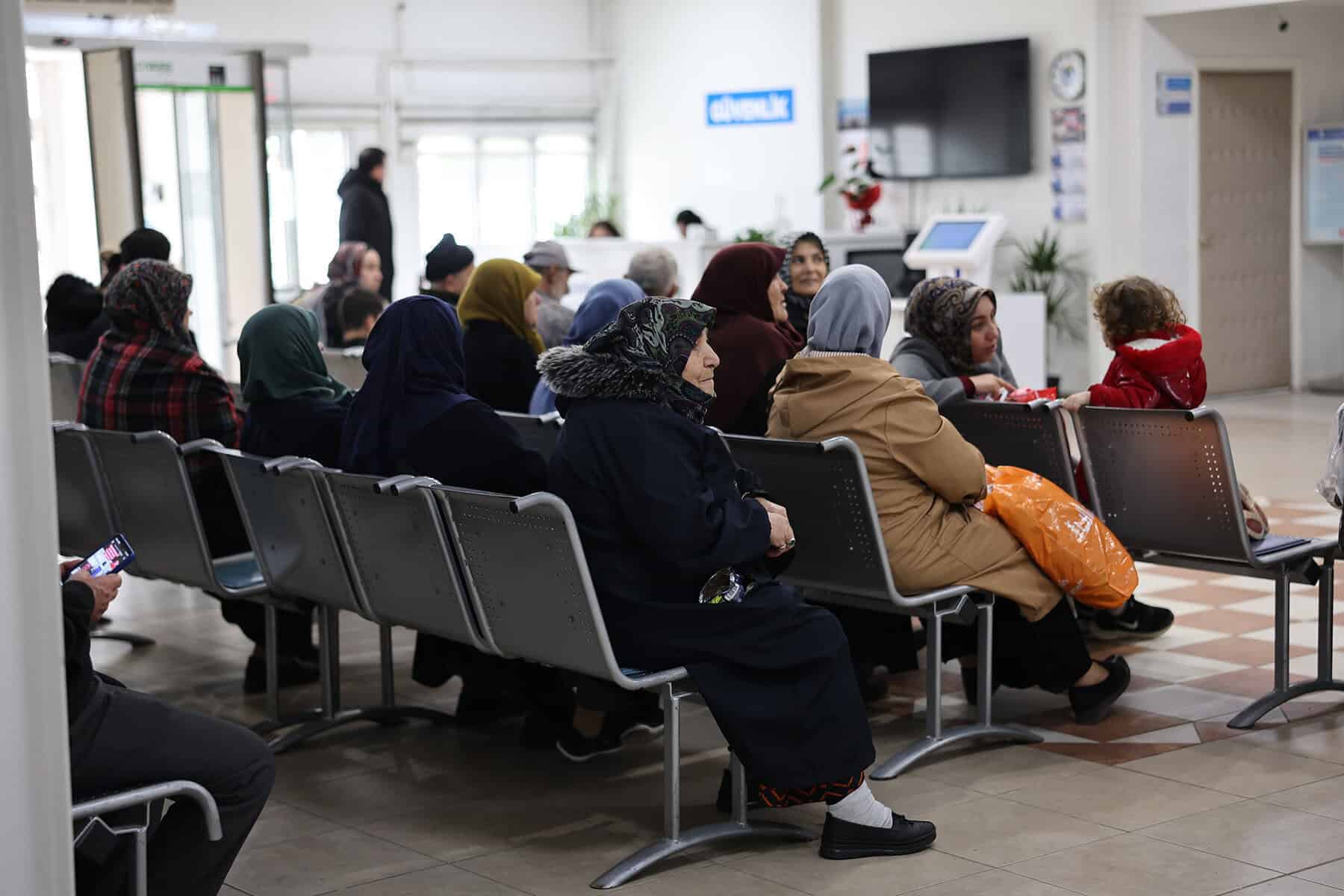 Görüntü, basın merkezi ve medya temsilcilerinin konforlu ortamda çalışmasını gösteriyor.