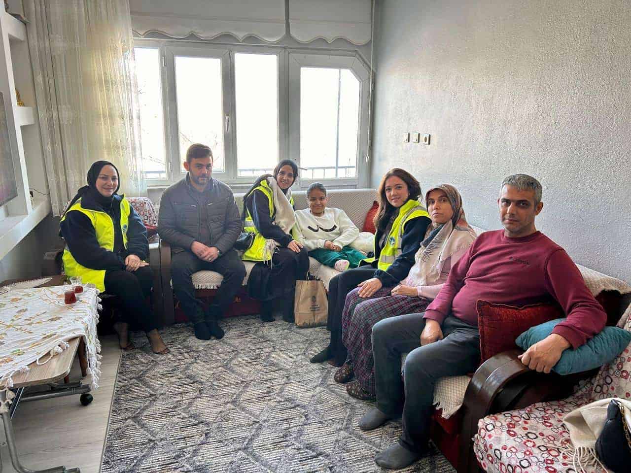 Alt metin: Hasta yakınları ve sağlık personeli ev ortamında destek ve dayanışma sağlıyor.