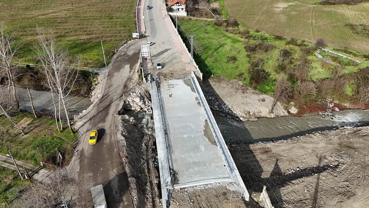 Karapürçek Mesudiye Köprüsü’nde yaya yolu ve güvenlik çalışmaları tamamlanıyor