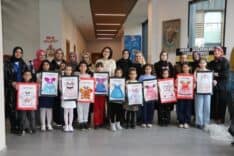 El sanatları ve el işleri projeleri sergisi, çocuklar ve eğitmenler bir arada.