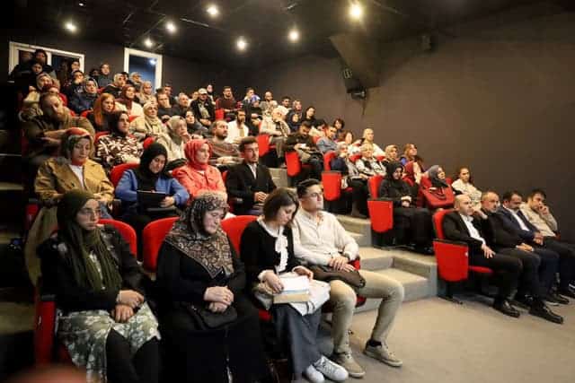 Etkinlik katılımı ve konferans görselleri.