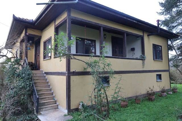 Yapı ve bahçe dış mekân detayları, yeşil alan ve doğal görünüm öne çıkıyor.