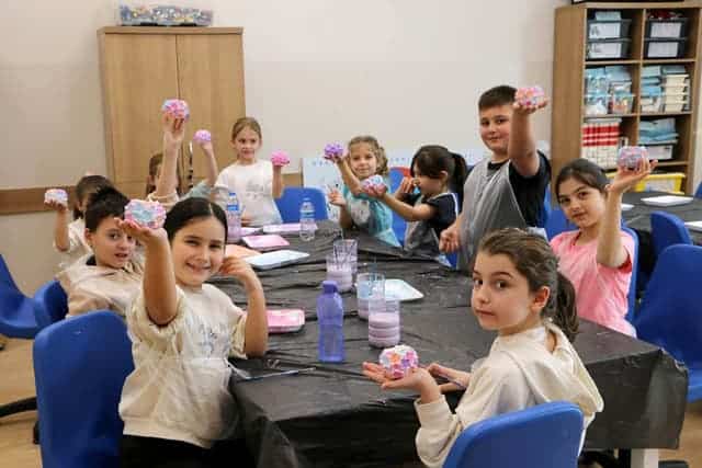 Çocuklar ve gençler yaratıcı el sanatlarıyla iletişim kuruyor.