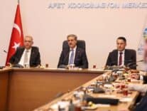 Afet koordynasyon merkezi toplantısı, uzmanlar ve yöneticilerle afet önleme ve müdahale planları.