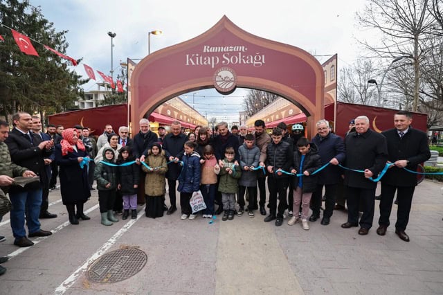 Ramazan Kitap Sokağı açılışında kalabalık topluluk ve çocuklar etkinliğe katılıyor.