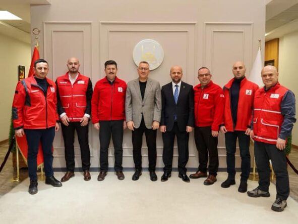 Kıyafet bağış kutuları ile dayanışma örneği sergileniyor.