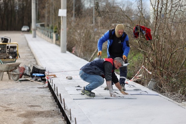 Hendek Belediyesinin saha çalışmaları mahalle mahalle sürüyor