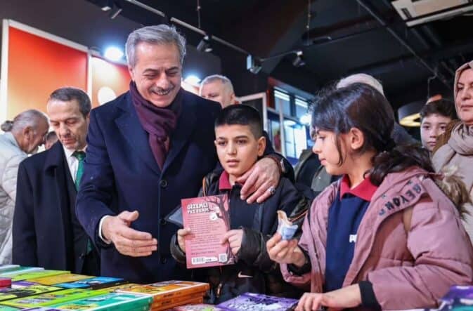 Çocuklar ve aileler için Sakarya Çocuk Edebiyat Fuarı'nda kitap keyfi.