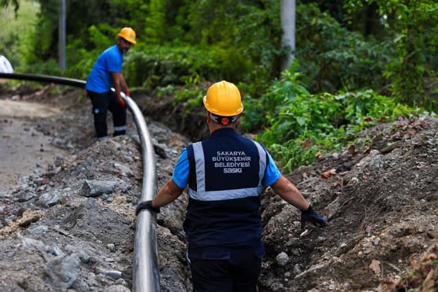 Dev altyapı hamlesiyle su kayıplarını önlemek için çalışan ekipler.