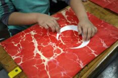 Sakarya Büyükşehir Belediyesi’nden Mehmet Akif Ersoy İlkokulu’nda İstiklal Marşı ve Ebru Atölyesi Etkinliği