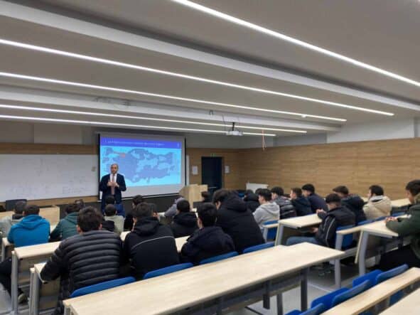 Hendek MYO’da Liselilere Yönelik Üniversite ve Kariyer Bilgilendirme Etkinliği Gerçekleştirildi