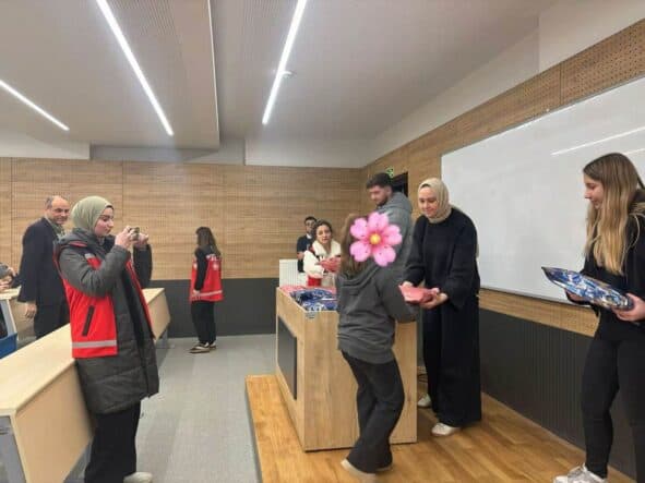 Etkinlik Atölyesi ve Dijital Dönüşüm Öğrencilerinden Miniklere Bayram Hediyesi