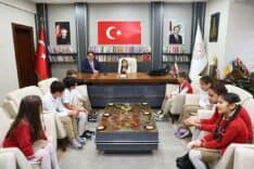 Adapazarı Osmanbey İlkokulu’ndan 23 Nisan’da Temsili Müdür Koltuğu Devir Teslimi