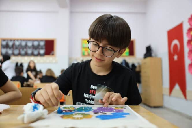 Sakarya’da 23 Nisan’da Çocuklar Sanatla Buluştu: SAMEK Eğitmenleriyle Renkli Atölye Çalışması