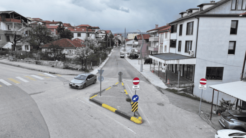 Adapazarı Hızırtepe Kışla Caddesi’nde Trafik Akışı Tek Yöne Düzenlendi: Sürücüler ve Yayalar İçin Yeni Güzergahlar